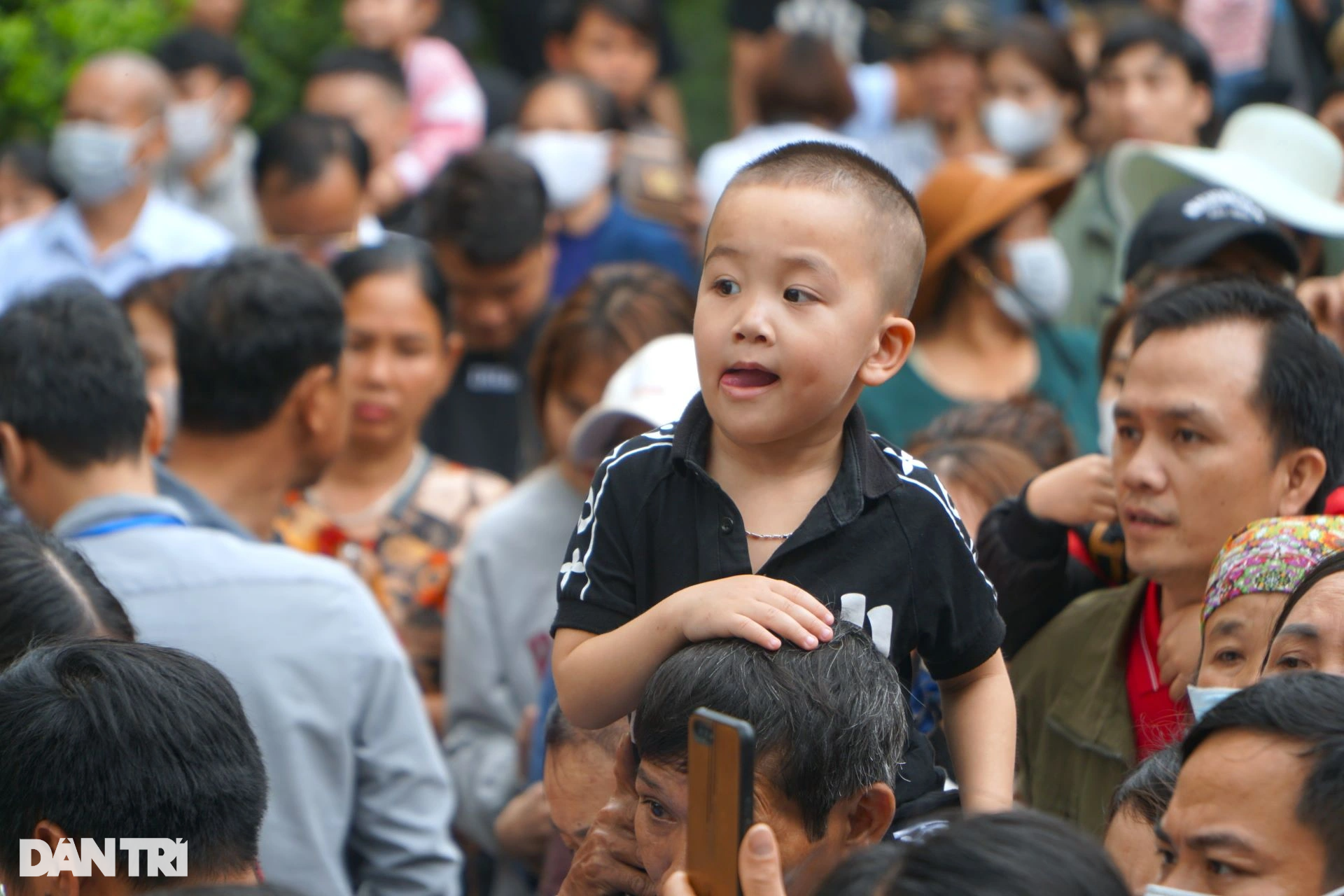 Hơn 300 người rước kiệu chạy vòng quanh tại lễ hội đền Bà Triệu - 9