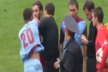 Đấm trọng tài rồi… “treo giày”