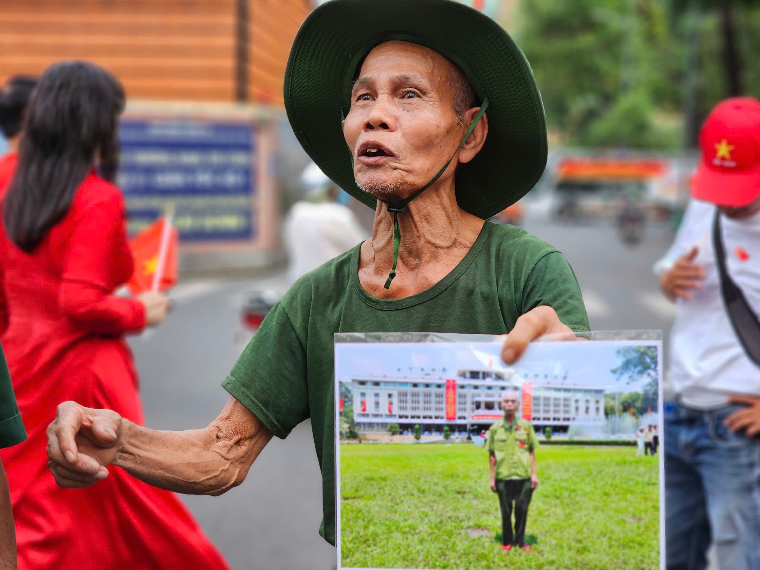 Cựu chiến binh: "Tôi muốn thức trọn đêm nay để vui chung với thành phố này"