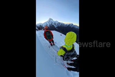 Khoảnh khắc người leo núi bị trượt chân ngã xuống từ trên đỉnh núi tuyết