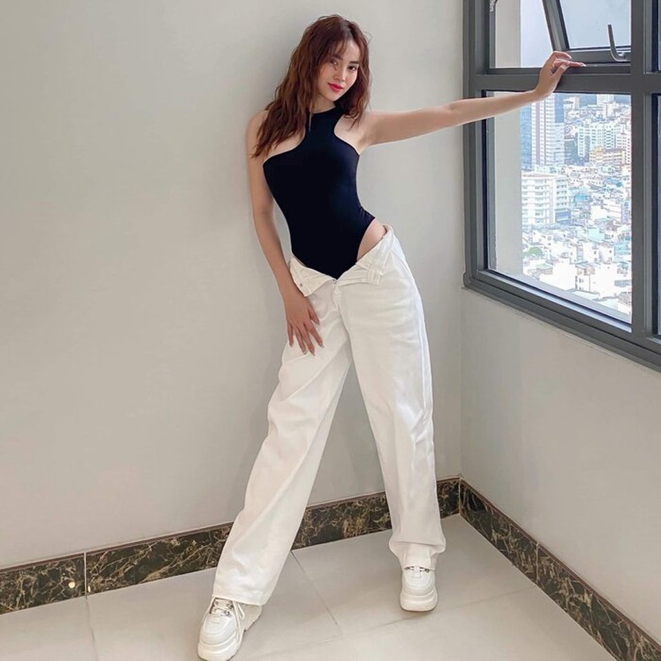 Jun Vũ, Hương Giang, Quỳnh Anh Shyn diện bikini khoe dáng cực kỳ gợi cảm - 6 Jun Vũ, Hương Giang, Quỳnh Anh Shyn diện bikini khoe dáng cực kỳ gợi cảm - 6