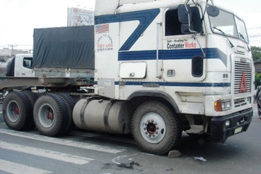 Xe container cán chết người, xa lộ Hà Nội ùn tắc nghiêm trọng