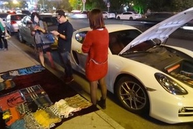 Thiếu gia đi siêu xe bán hàng rong để... kiếm tiền đổ xăng