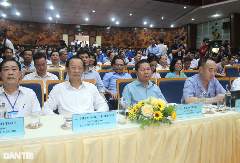 Thủ tướng mong trí thức trẻ dù bay nhảy vẫn cống hiến cho quê hương - 3 Thủ tướng mong trí thức trẻ dù bay nhảy vẫn cống hiến cho quê hương - 3