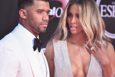 Ca sỹ Mỹ khoe nhẫn kim cương hơn 2 triệu đô