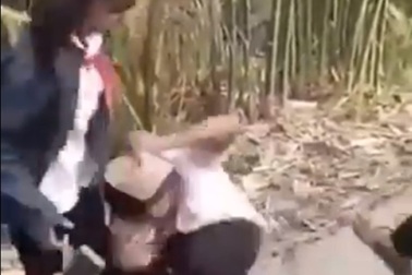 Nam sinh lớp 8 bị nhóm nữ sinh đánh hội đồng