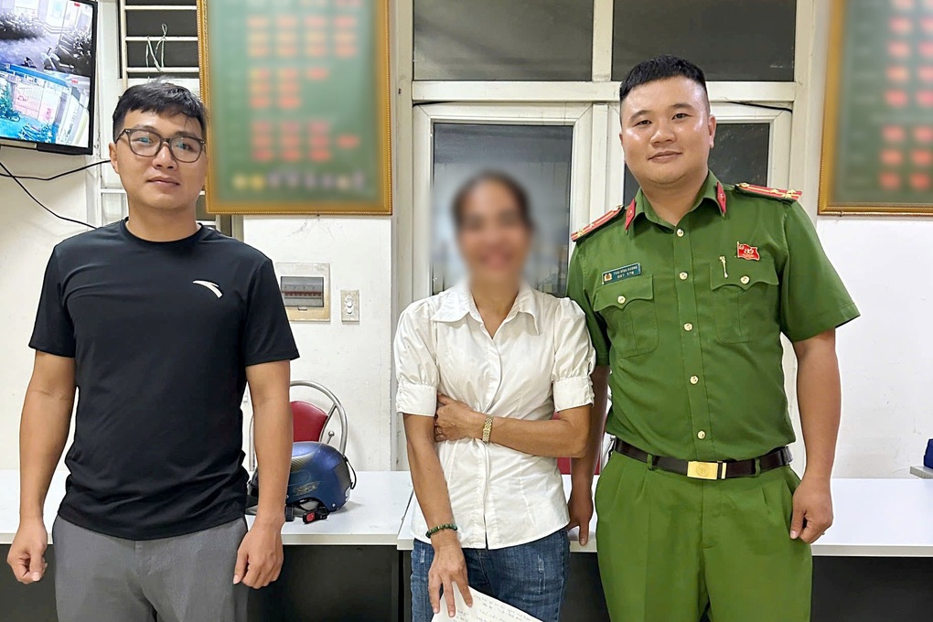 Công an Hải Phòng hỗ trợ người phụ nữ hết tiền, mắc kẹt dưới chân cầu vượt - 1 Công an Hải Phòng hỗ trợ người phụ nữ hết tiền, mắc kẹt dưới chân cầu vượt - 1