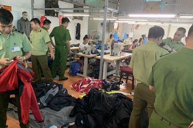Hà Nội: Nữ chủ xưởng làm giả quần áo hàng hiệu trị giá 10 tỷ đồng