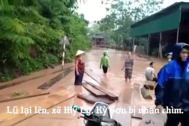 Lũ lại lên, xã Mỹ Lý sắp chìm.