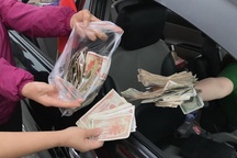 Hàng trăm tài xế dàn xe mua vé bằng tiền lẻ, trạm thu phí ùn tắc