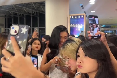 NSƯT Kim Tuyến được fan vây kín trên thảm đỏ