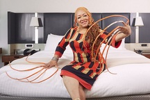 Mất 23 năm nuôi bộ móng tay dài 5m4, người phụ nữ được ghi danh vào kỷ lục Guinness