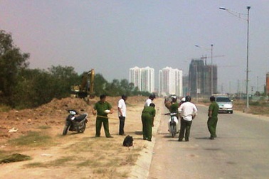 Phát hiện xác chết vẫn đội mũ bảo hiểm 