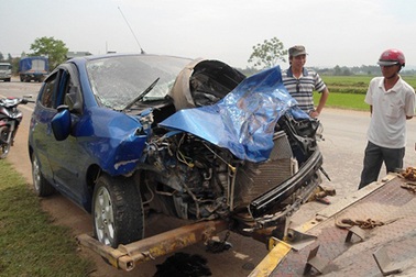 Ô tô đối đầu xe tải, 5 người nhập viện