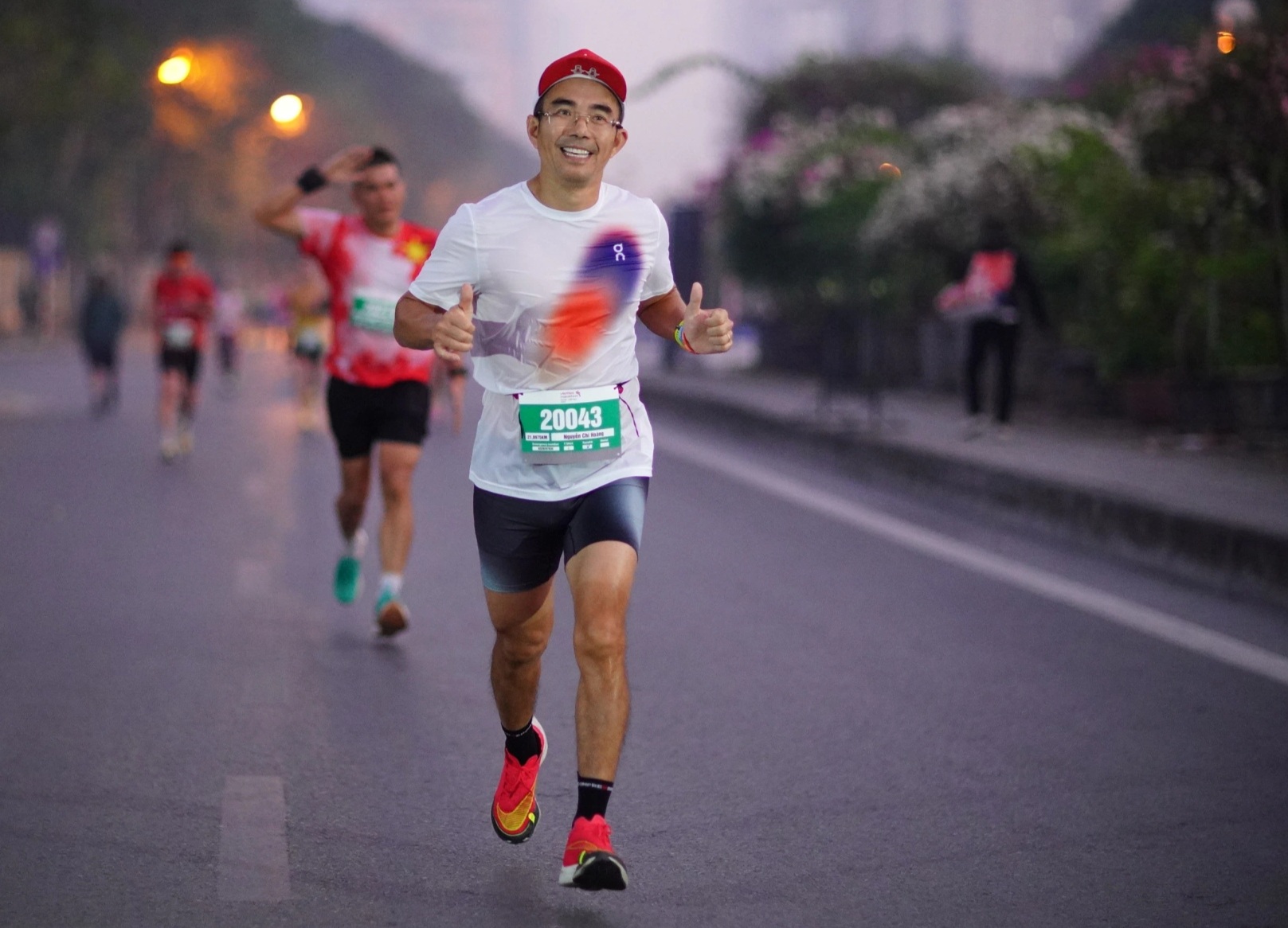 Người đàn ông ở Hà Nội chạy 14,02km vẽ hình bông hồng tặng vợ - 3