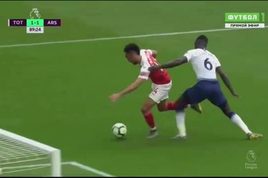 Aubameyang sút hỏng 11m ở phút bù giờ thứ nhất
