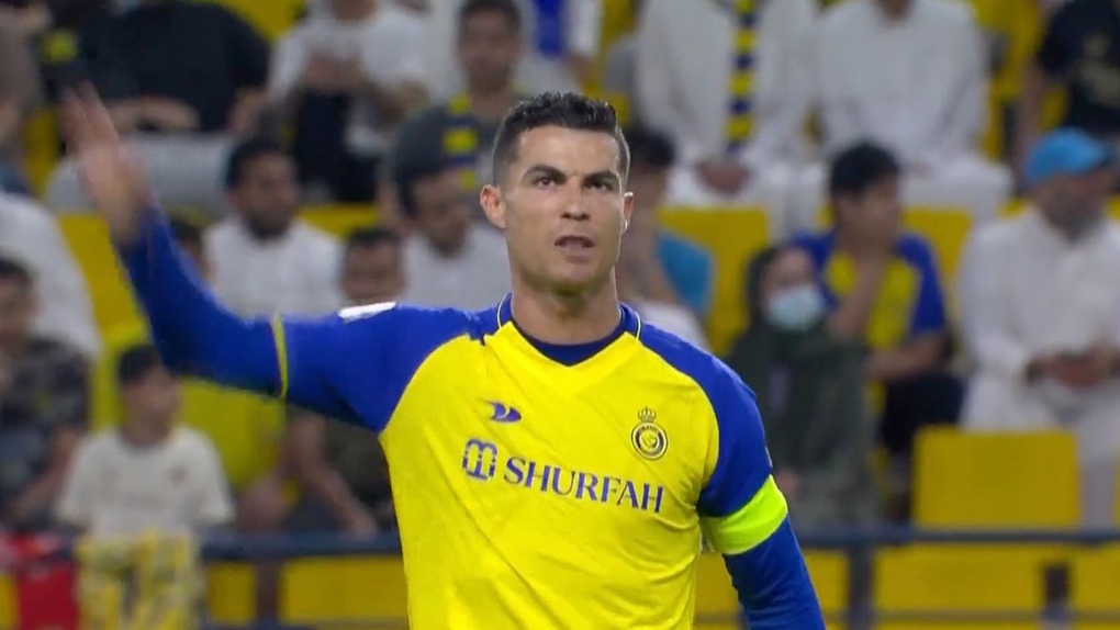 Tức tối tỏ thái độ với trọng tài, C.Ronaldo bị trừng phạt - 2 Tức tối tỏ thái độ với trọng tài, C.Ronaldo bị trừng phạt - 2