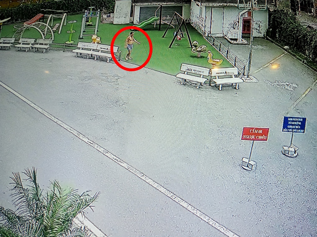 Vụ cầm dao đâm hàng xóm chung cư Hà Nội: Cử bảo vệ trực, cho con cái về quê - 2 Vụ cầm dao đâm hàng xóm chung cư Hà Nội: Cử bảo vệ trực, cho con cái về quê - 2