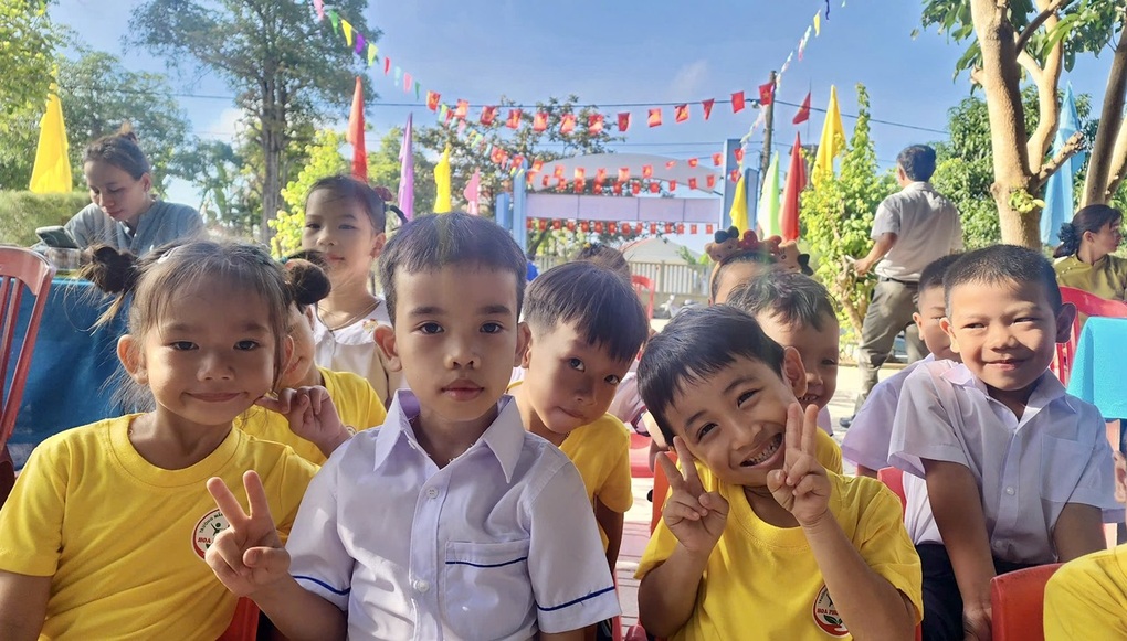 Eröffnungsfeier an einem Ort mit nur 20 Schülern, 3 Lehrern - 2 Lễ khai giảng ở nơi chỉ có 20 học trò, 3 giáo viên - 2