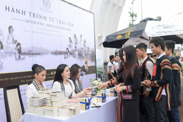 Kỳ Duyên, Mỹ Linh tặng 10.000 cuốn sách cho các bạn trẻ thành phố cà phê Buôn Ma Thuột