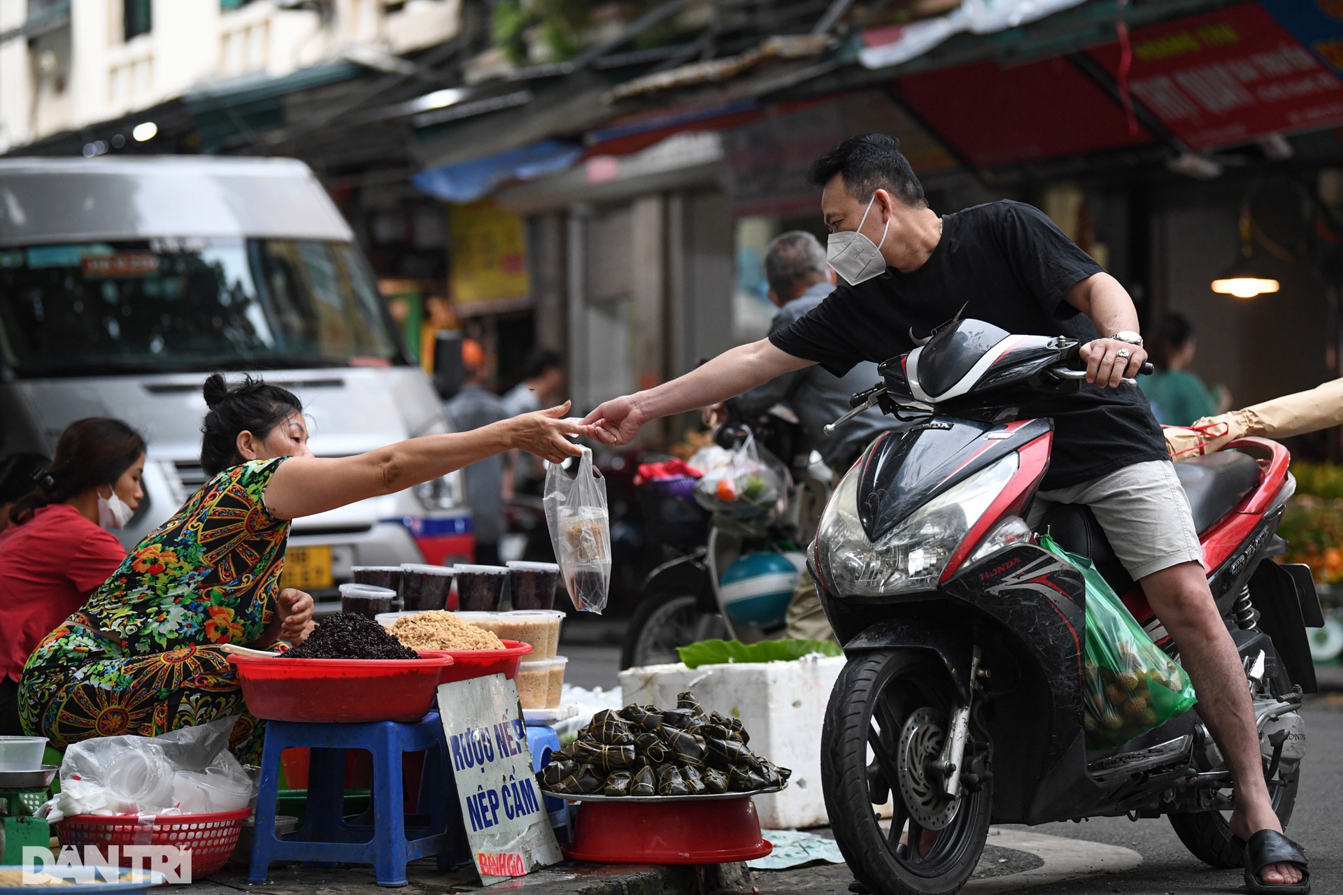 Người Hà Nội dậy sớm mua rượu nếp về diệt sâu bọ - 6 Người Hà Nội dậy sớm mua rượu nếp về diệt sâu bọ - 6
