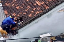 Gỡ mái nhà cứu người mắc kẹt ở tâm lũ miền Trung