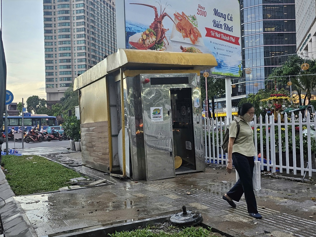 Nhà vệ sinh công cộng ở TPHCM bỗng biến mất rồi đột nhiên xuất hiện lại - 3