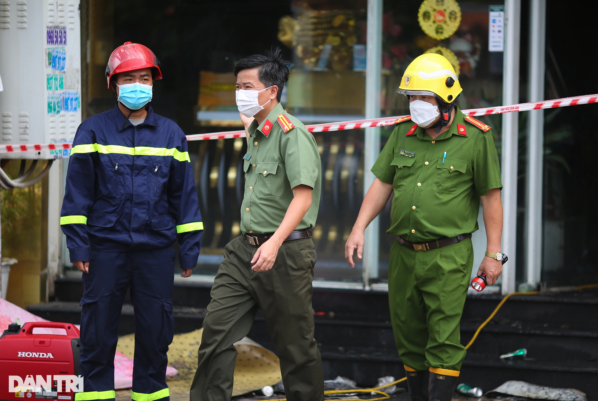 Phó Thủ tướng Vũ Đức Đam thị sát hiện trường vụ cháy khiến 32 người chết - 13 Phó Thủ tướng Vũ Đức Đam thị sát hiện trường vụ cháy khiến 32 người chết - 13