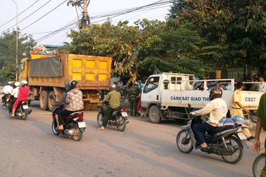 Mải nói chuyện, người phụ nữ tông vào xe tải tử vong