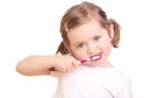 Trẻ em có thể dùng kem đánh răng người lớn hay không?