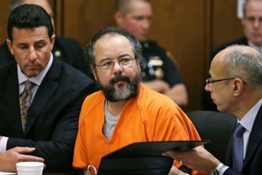 Kẻ bắt cóc 3 phụ nữ suốt 10 năm treo cổ tự tử trong tù