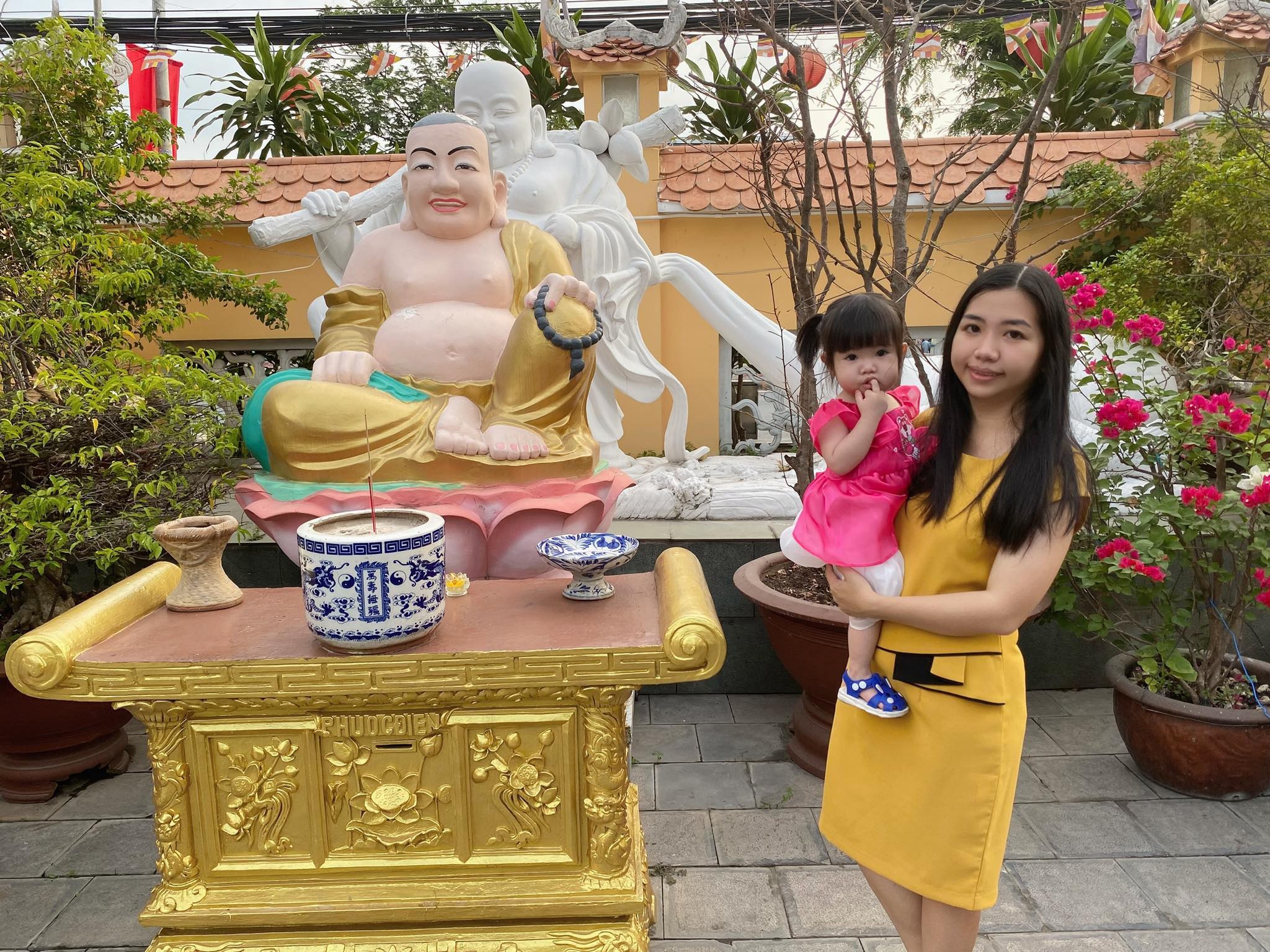 Chị em cùng nhau du Xuân