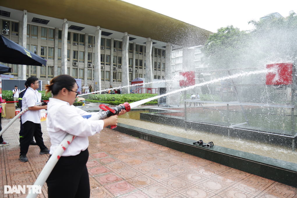 Cảnh sát hướng dẫn các em nhỏ thoát nạn khi có cháy tại nhà ở - 5 Cảnh sát hướng dẫn các em nhỏ thoát nạn khi có cháy tại nhà ở - 5
