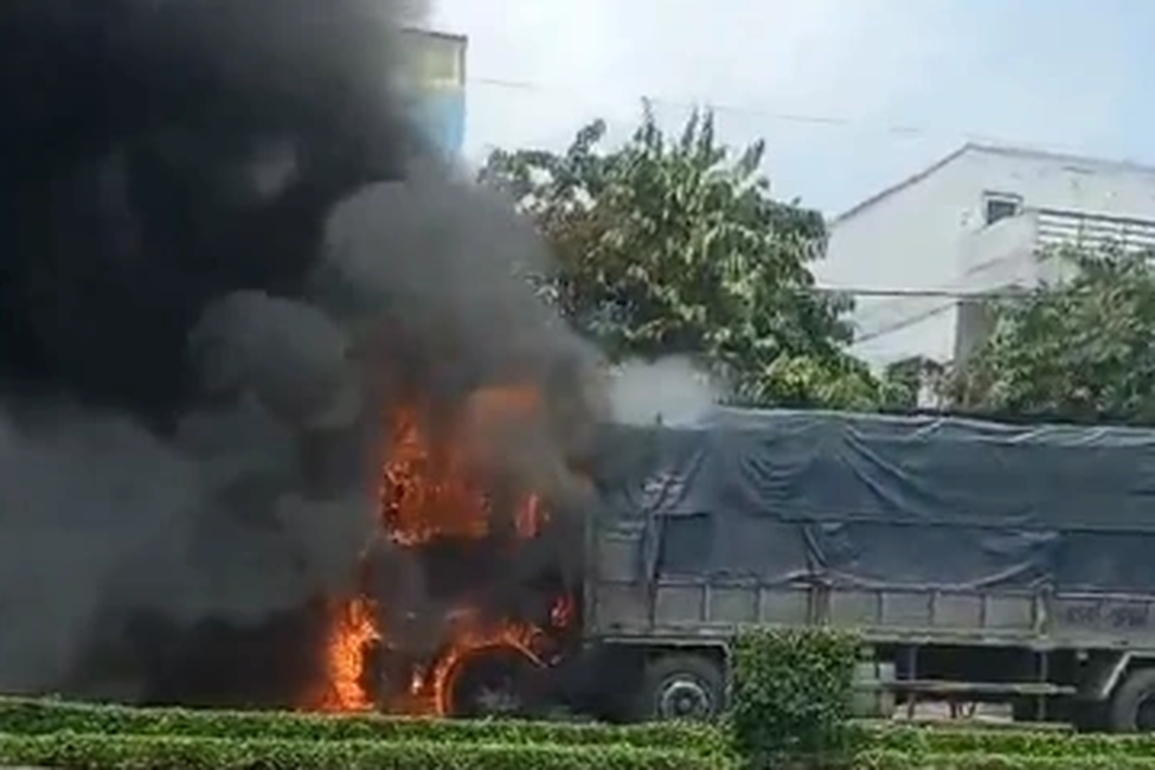 Tài xế liều mình lái xe tải cháy dữ dội khỏi cầu mới nhảy thoát thân - 1 Tài xế liều mình lái xe tải cháy dữ dội khỏi cầu mới nhảy thoát thân - 1