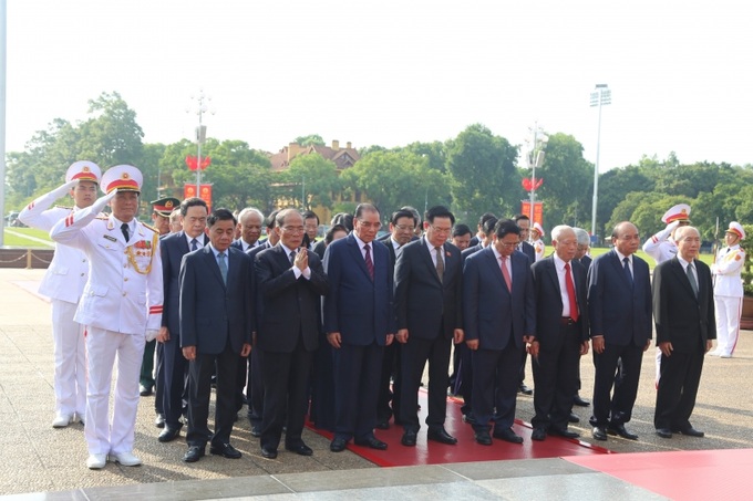 Các đồng chí lãnh đạo, nguyên lãnh đạo Đảng, Nhà nước thành kính tưởng nhớ Chủ tịch Hồ Chí Minh.