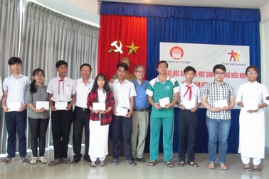 Đà Nẵng: Trao học bổng đến 75 học sinh nghèo vượt khó