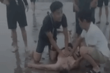 Ngư dân cứu được 4 du khách đuối nước trên biển Cửa Lò