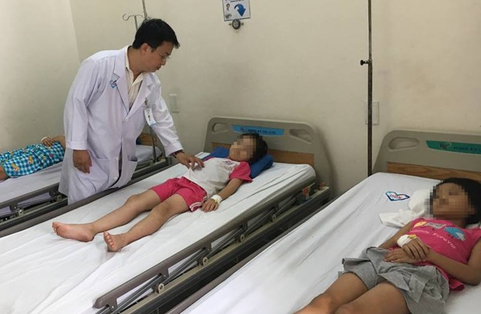 Hà Nội: Điều tra bữa ăn tại trường sau khi 25 học sinh đau bụng, buồn nôn - 1 Hà Nội: Điều tra bữa ăn tại trường sau khi 25 học sinh đau bụng, buồn nôn - 1