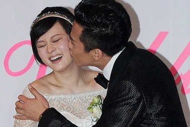 “Bà bầu” Tôn Lệ  nghẹn ngào trong đám cưới