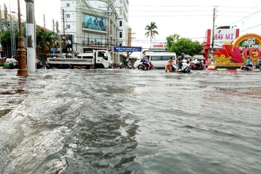 Đường phố Bạc Liêu biến thành sông sau trận mưa lớn