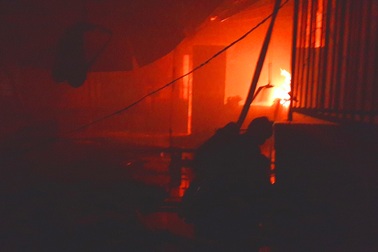 Công ty giày rộng hàng ngàn mét vuông cháy ngùn ngụt suốt 3 giờ