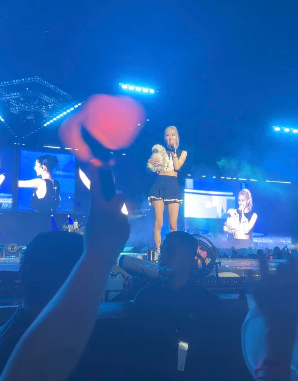 Ca sĩ Emily gây sốt khi tặng nón lá thành công cho thành viên Blackpink - 3 Ca sĩ Emily gây sốt khi tặng nón lá thành công cho thành viên Blackpink - 3