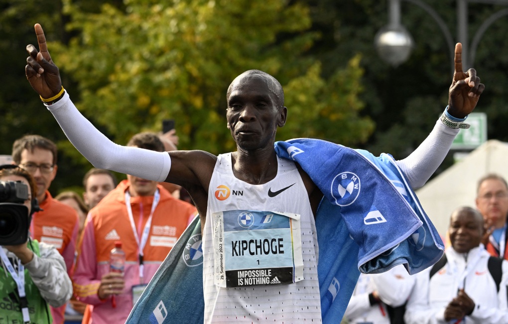 Huyền thoại marathon Eliud Kipchoge tự phá kỷ lục thế giới ở tuổi 37 - 1 Huyền thoại marathon Eliud Kipchoge tự phá kỷ lục thế giới ở tuổi 37 - 1