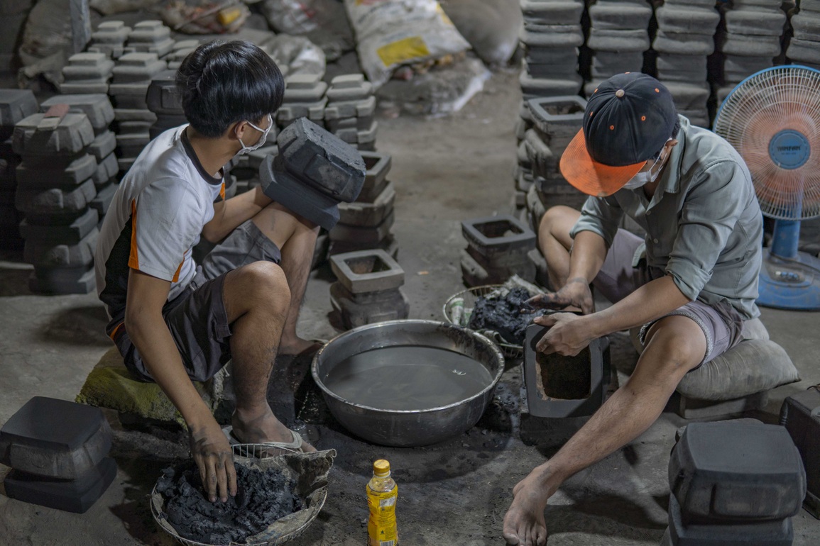 Làng đúc lư đồng cuối cùng ở TPHCM đìu hiu đón Tết - 7 Làng đúc lư đồng cuối cùng ở TPHCM đìu hiu đón Tết - 7