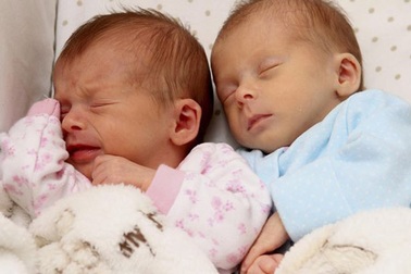 Gặp gỡ cặp song sinh không trùng sinh nhật