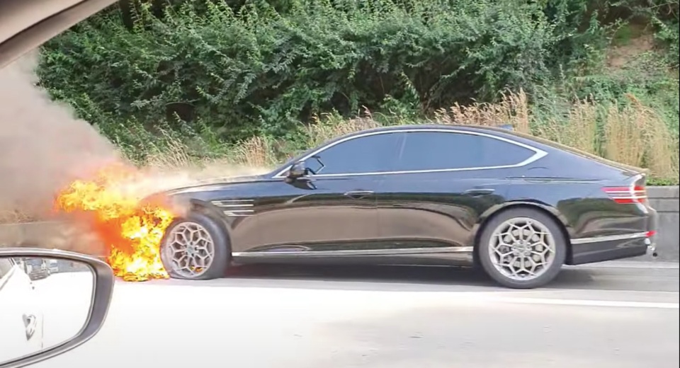 Xe Genesis G80 bốc cháy giữa đường, Hyundai vào cuộc điều tra - 1 Xe Genesis G80 bốc cháy giữa đường, Hyundai vào cuộc điều tra - 1