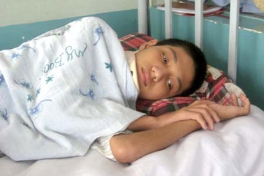 Vòng tay bạn đọc nâng đỡ Hoài Thanh trở lại bệnh viện điều trị