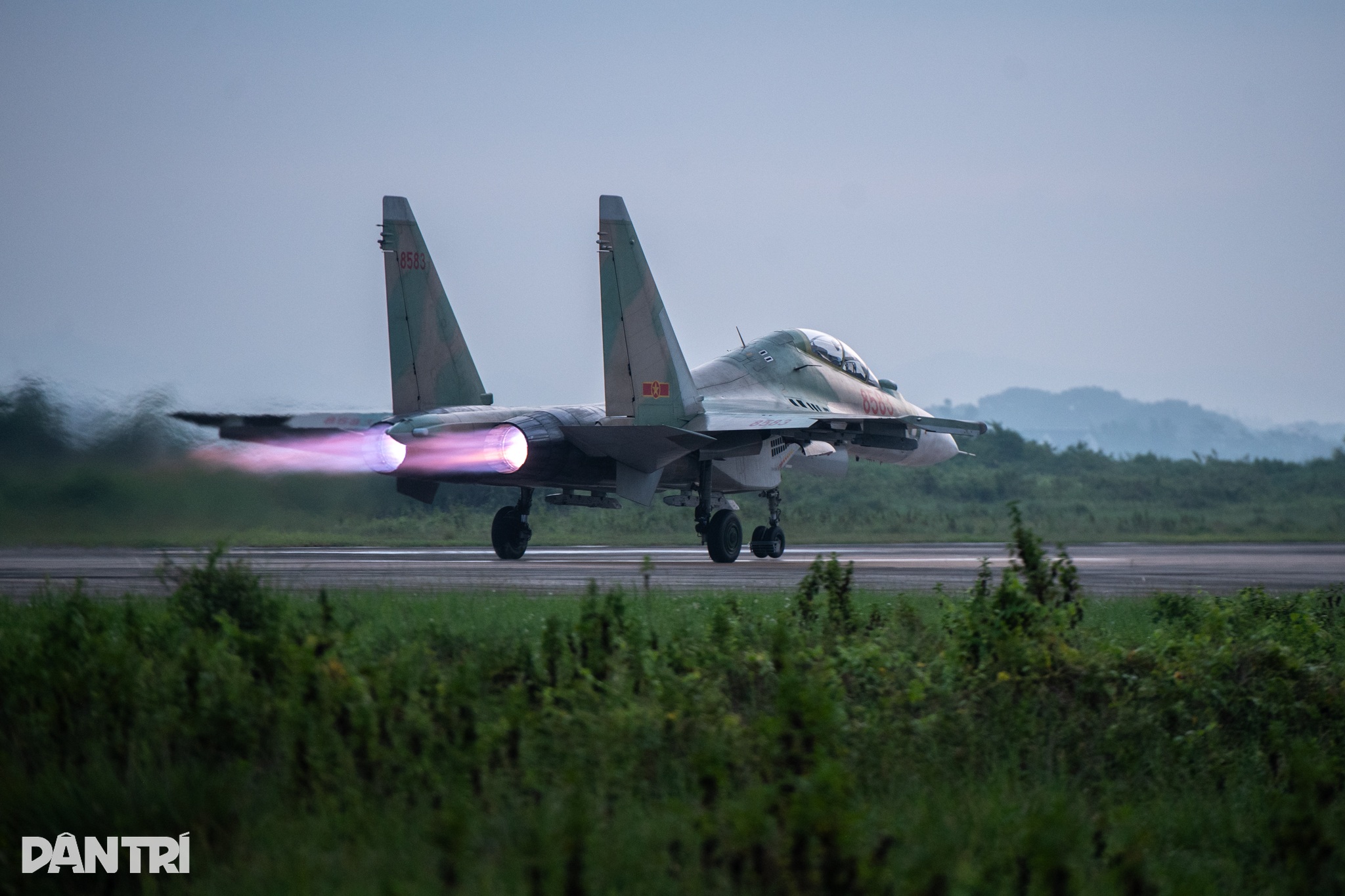 Khoảnh khắc SU-30MK2 xé gió, khí tụ kín lưng cánh như khoác mây trắng - 2