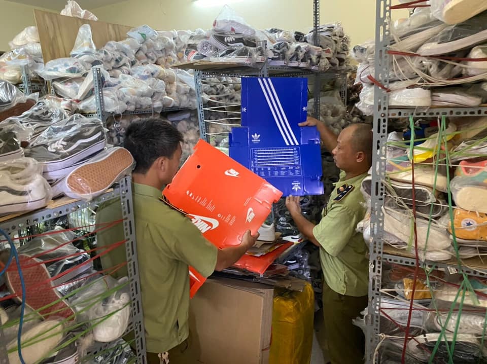 Phát hiện cơ sở bán giày hàng hiệu rởm trên Zalo, thu giữ gần 5.200 đôi - 1 Phát hiện cơ sở bán giày hàng hiệu rởm trên Zalo, thu giữ gần 5.200 đôi - 1