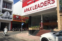 Phụ huynh bật khóc đòi học phí từ Apax Leaders: "Tiền tôi vay nợ..."